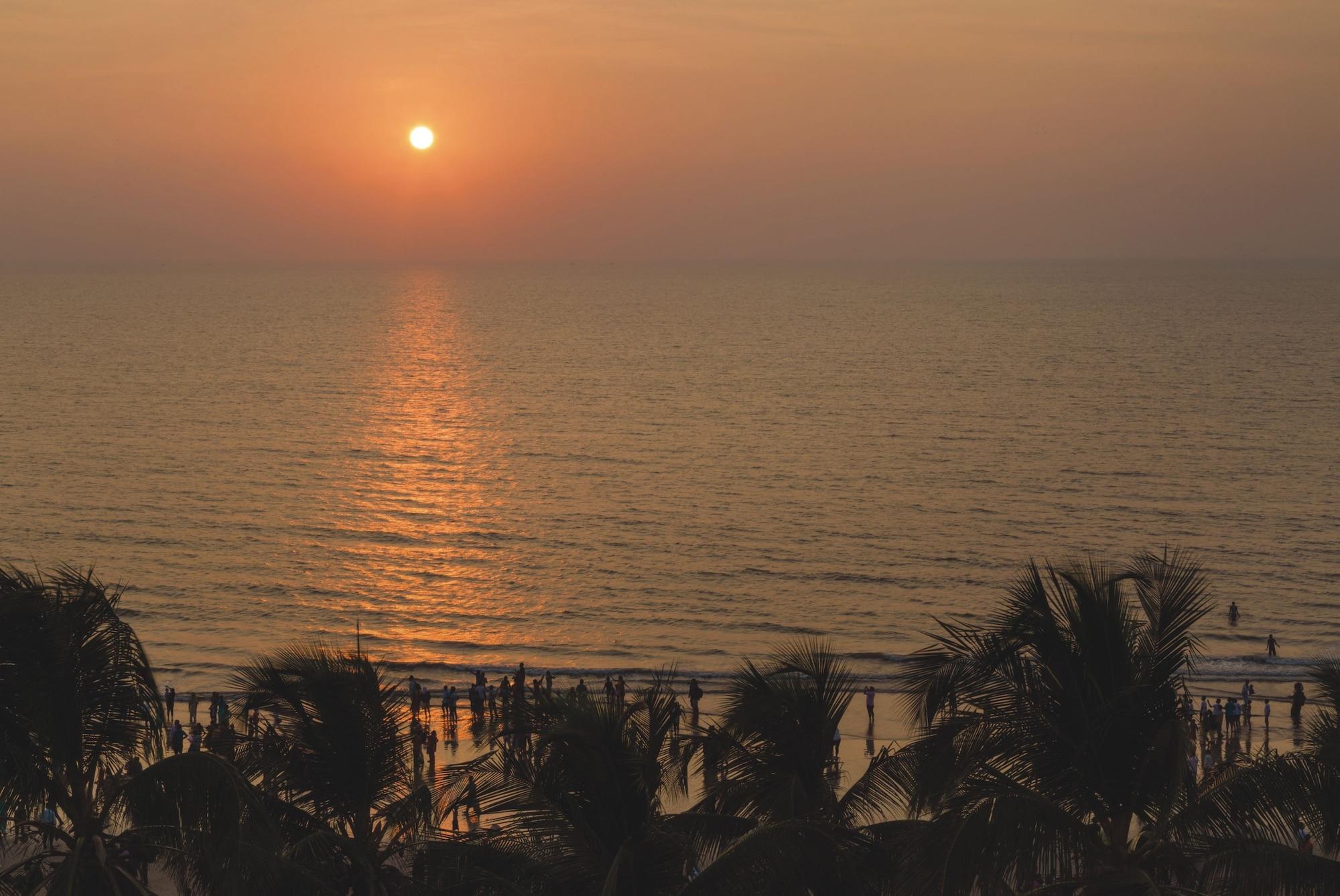 Ramada Plaza By Wyndham Palm Grove Hotell Mumbai Eksteriør bilde Sunset at Marina Beach
