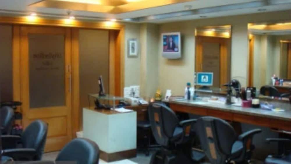 Ramada Plaza By Wyndham Palm Grove Hotell Mumbai Eksteriør bilde A dental practice in Mumbai, India
