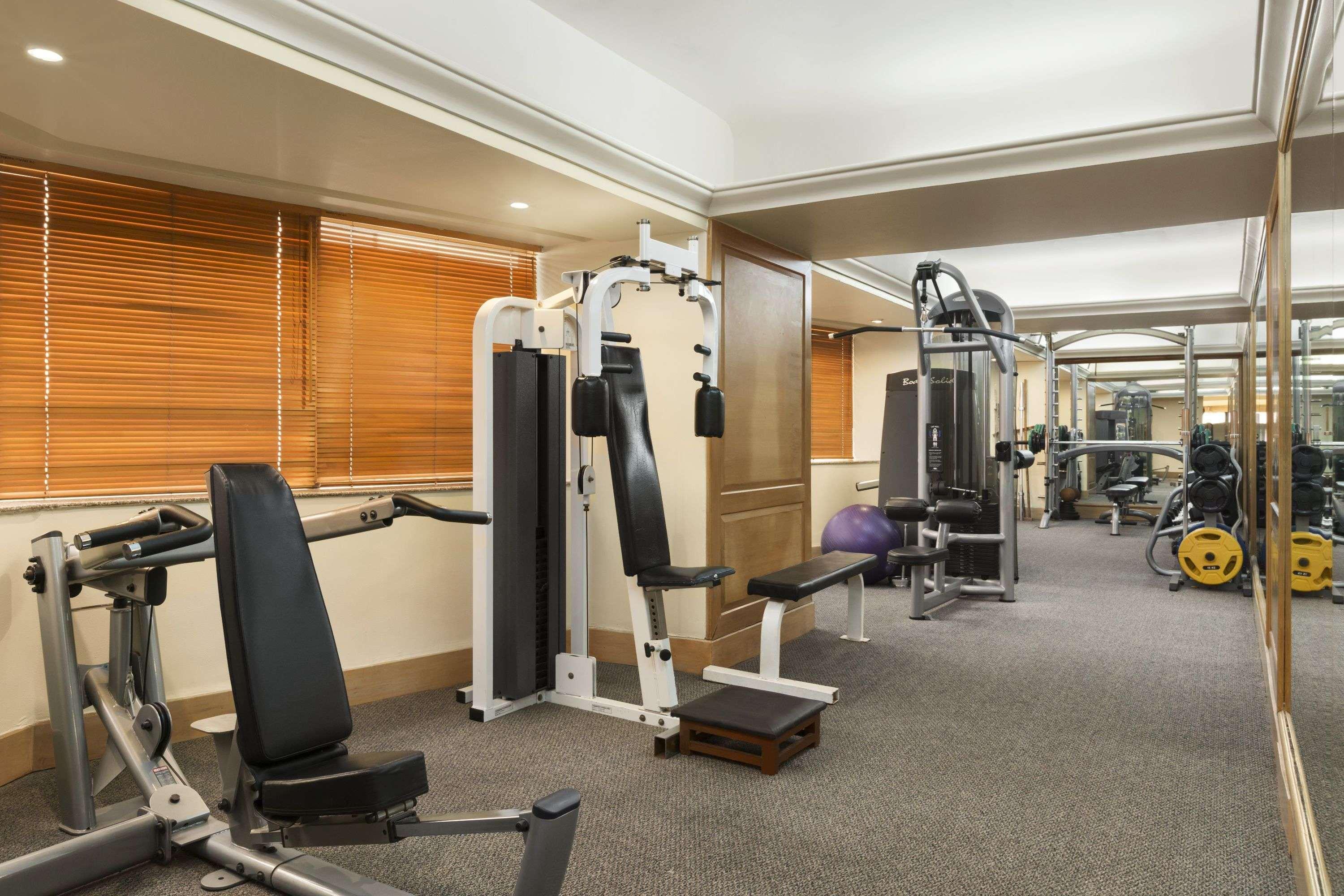 Ramada Plaza By Wyndham Palm Grove Hotell Mumbai Eksteriør bilde The gym at the hotel
