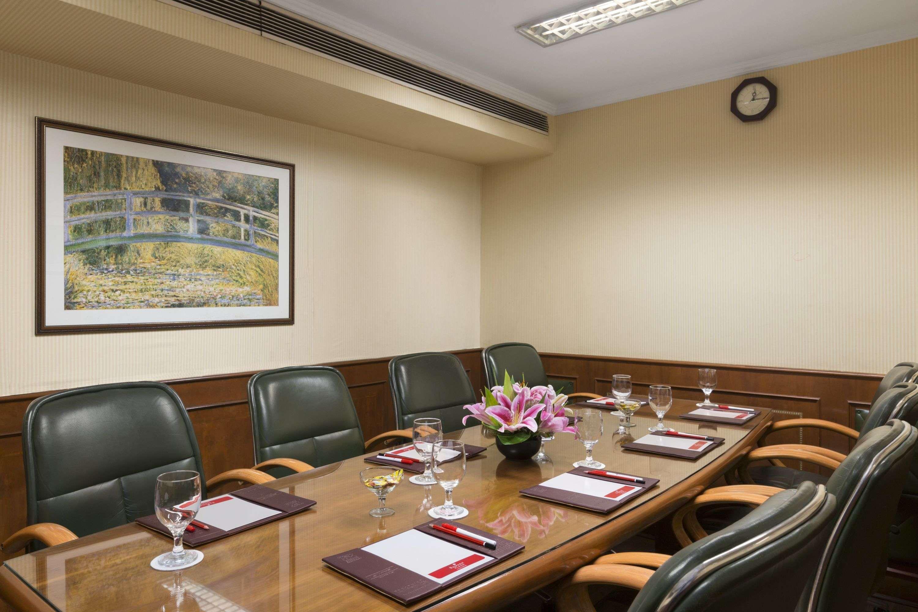 Ramada Plaza By Wyndham Palm Grove Hotell Mumbai Eksteriør bilde Boardroom at the Taj Mahal Palace, Mumbai
