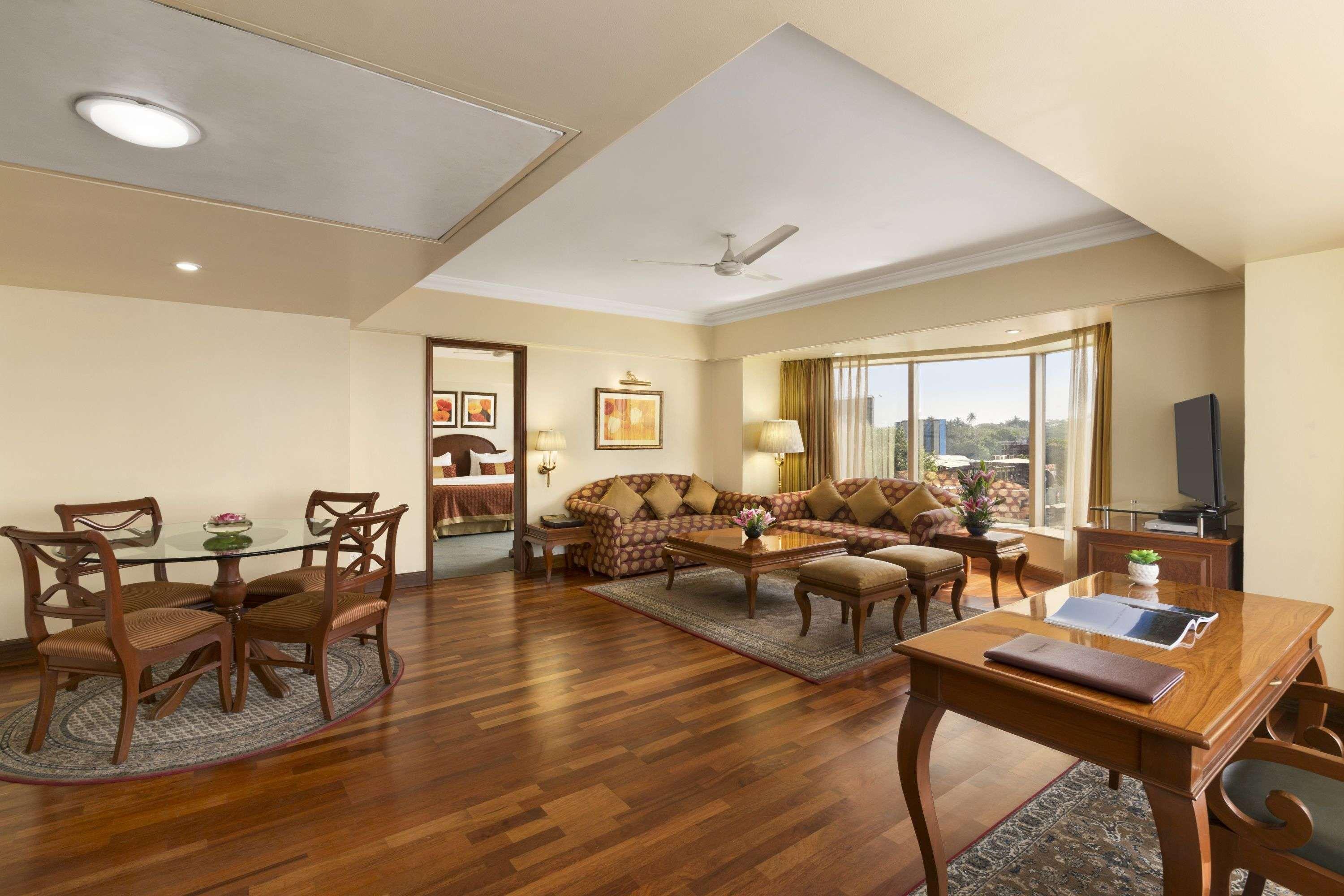 Ramada Plaza By Wyndham Palm Grove Hotell Mumbai Eksteriør bilde Suite at the Taj Bengal