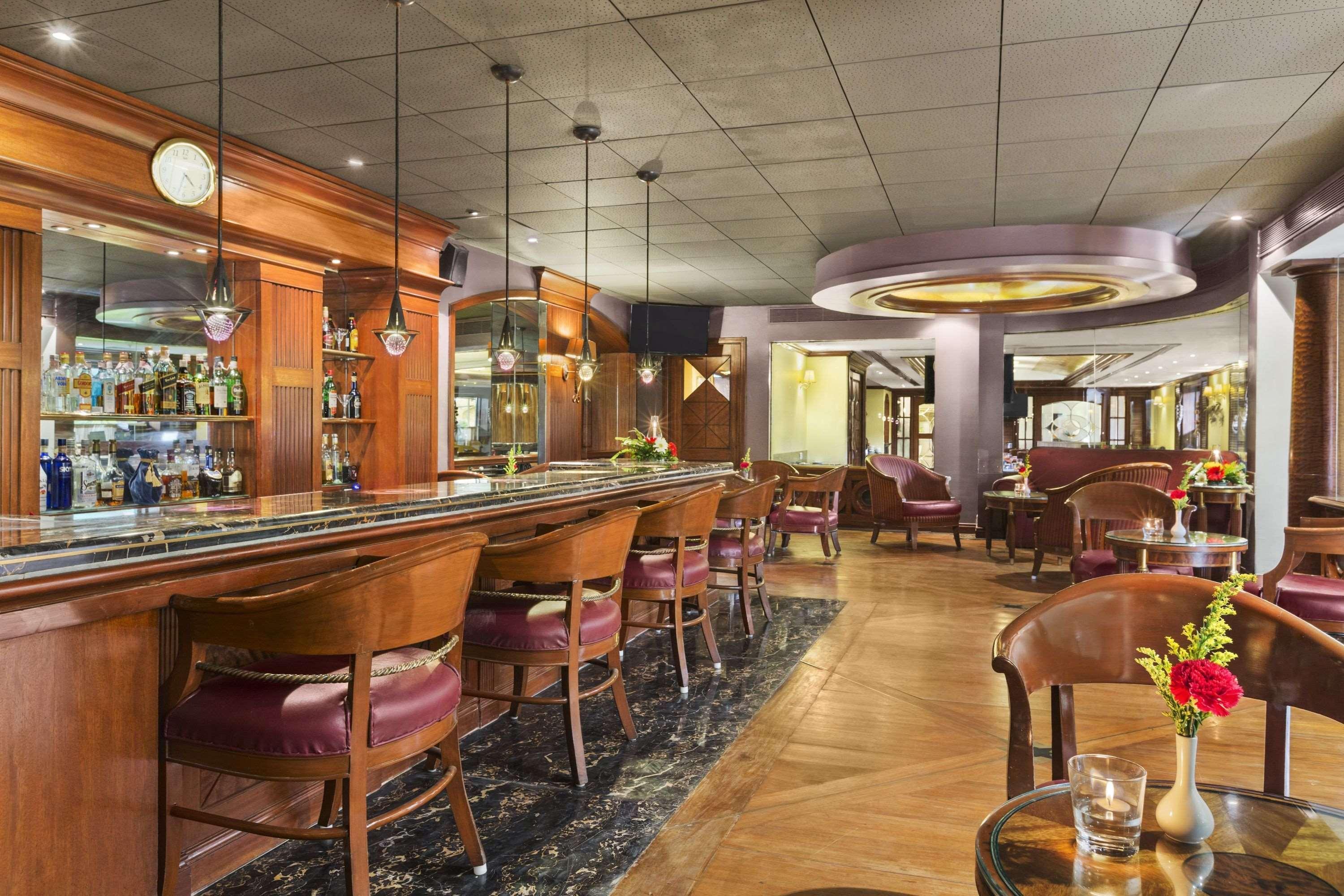 Ramada Plaza By Wyndham Palm Grove Hotell Mumbai Eksteriør bilde The bar at the restaurant