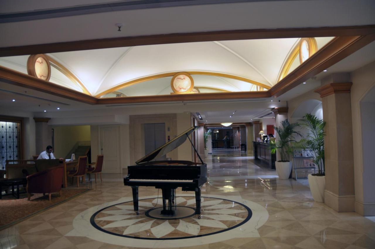 Ramada Plaza By Wyndham Palm Grove Hotell Mumbai Eksteriør bilde The lobby of the hotel