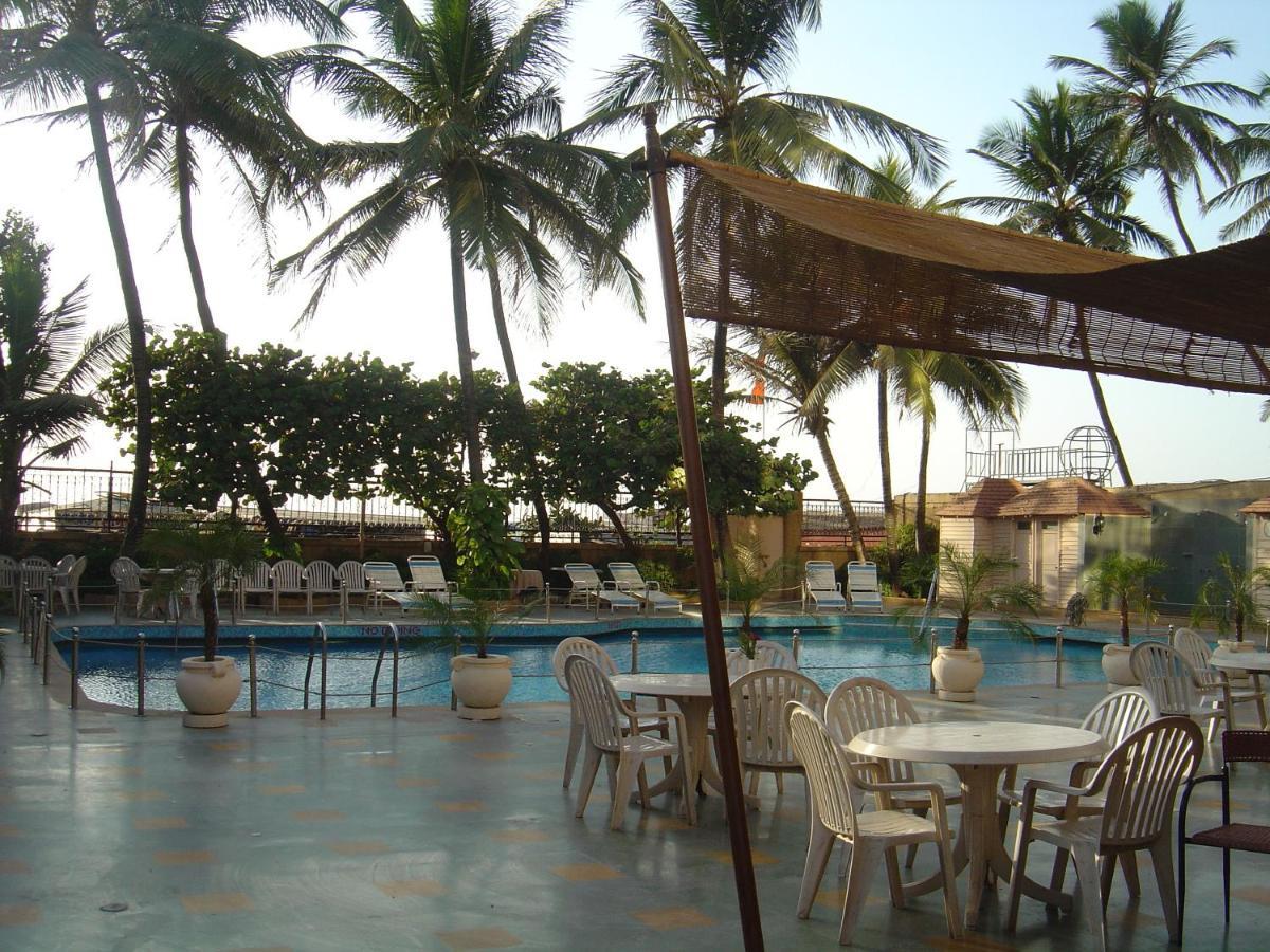 Ramada Plaza By Wyndham Palm Grove Hotell Mumbai Eksteriør bilde The pool at the hotel