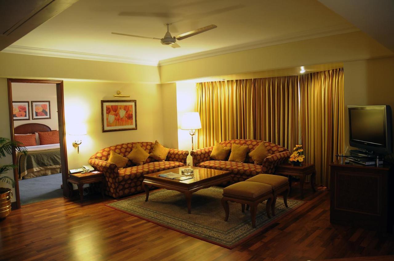 Ramada Plaza By Wyndham Palm Grove Hotell Mumbai Eksteriør bilde A living room in a suite at the Taj Mahal Palace, Mumbai
