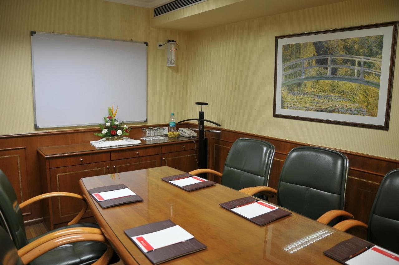 Ramada Plaza By Wyndham Palm Grove Hotell Mumbai Eksteriør bilde A meeting room at the hotel