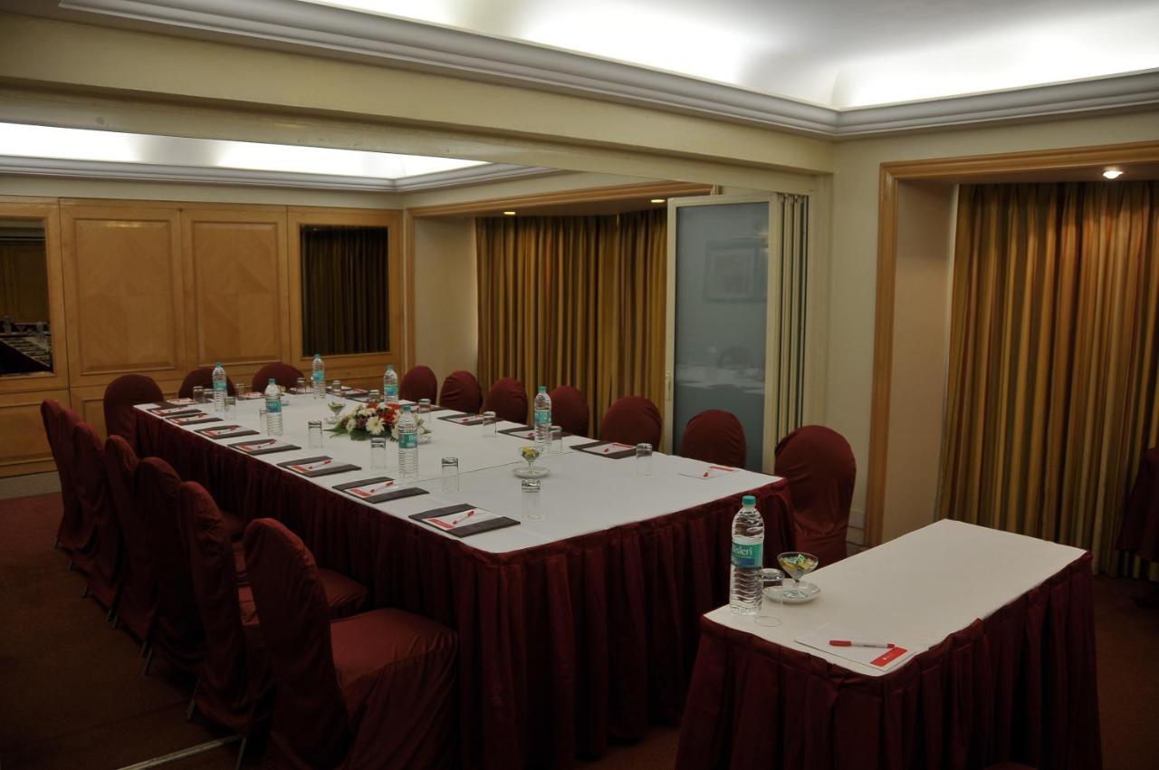 Ramada Plaza By Wyndham Palm Grove Hotell Mumbai Eksteriør bilde A meeting room at a hotel