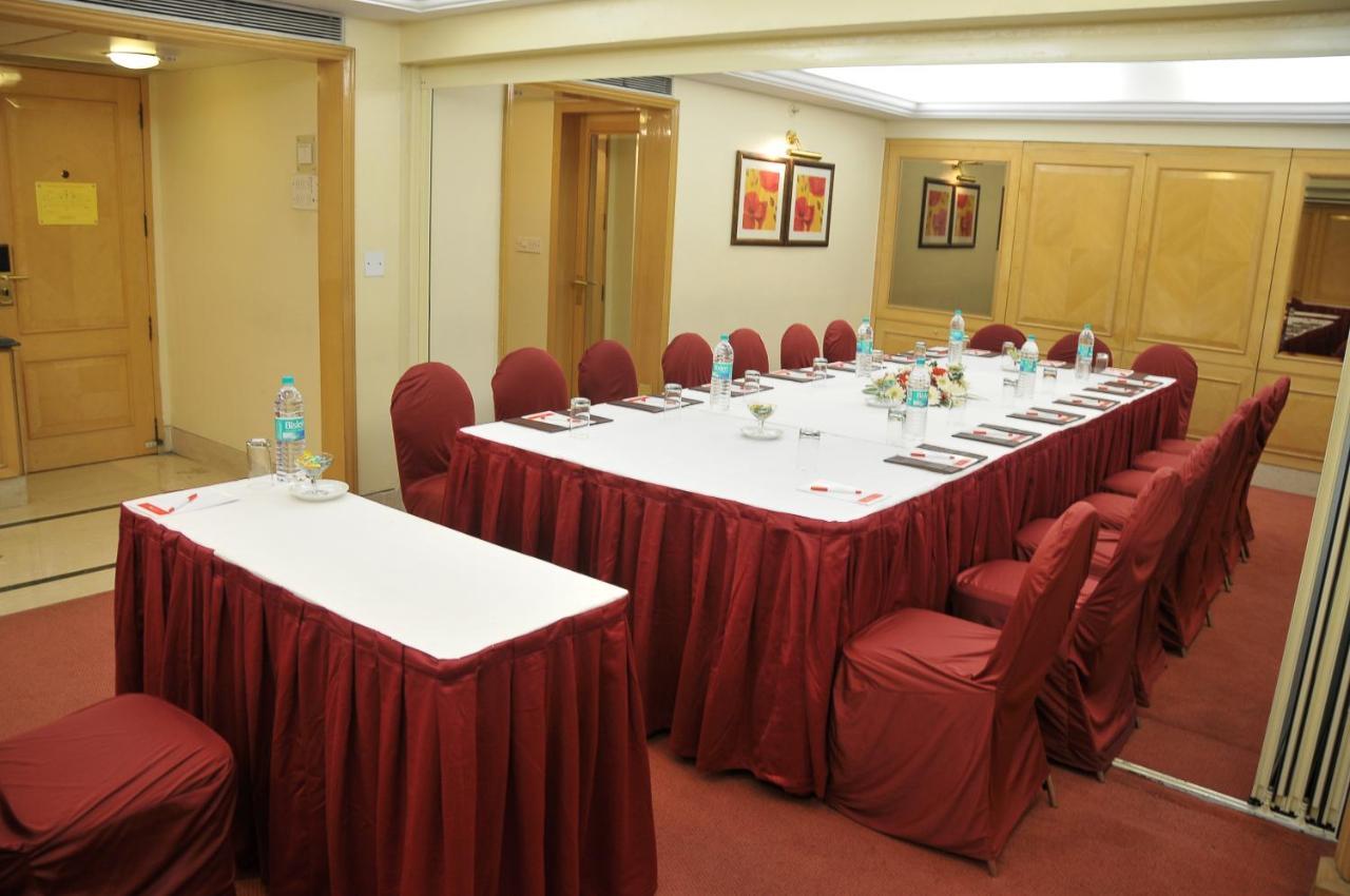 Ramada Plaza By Wyndham Palm Grove Hotell Mumbai Eksteriør bilde A meeting room at a hotel