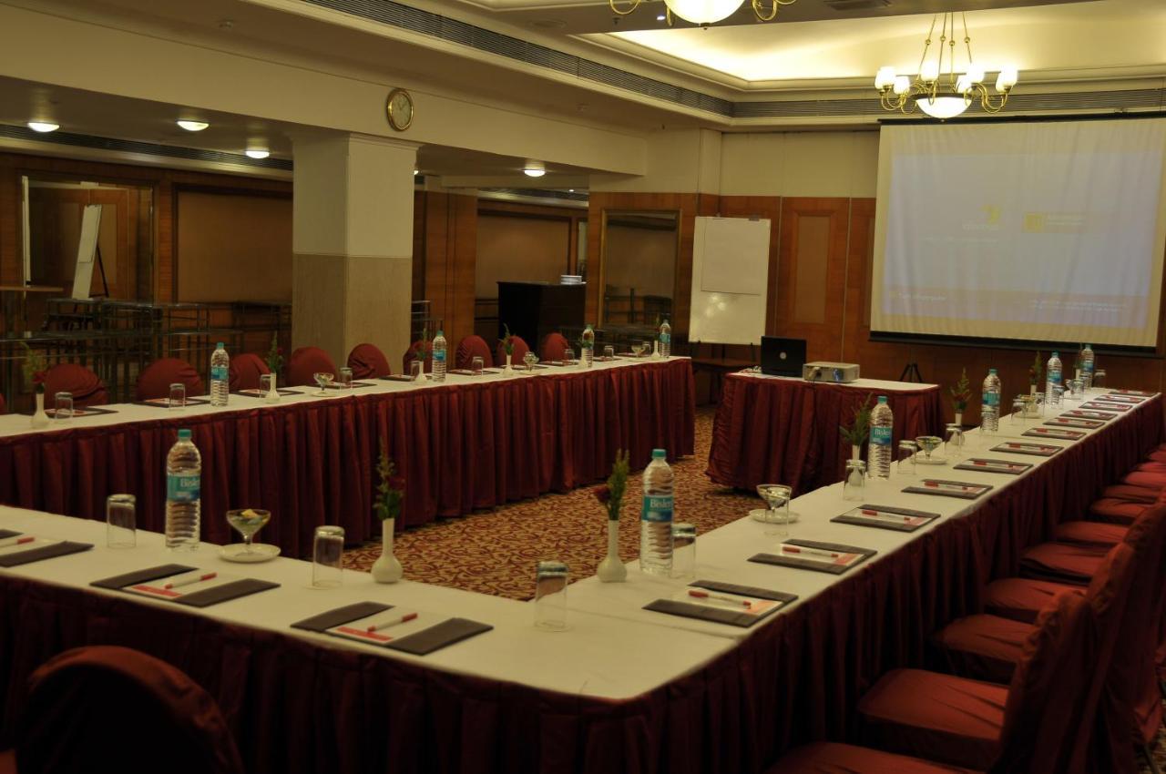 Ramada Plaza By Wyndham Palm Grove Hotell Mumbai Eksteriør bilde A meeting room at a hotel