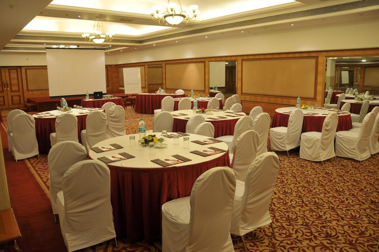 Ramada Plaza By Wyndham Palm Grove Hotell Mumbai Eksteriør bilde A meeting room at a hotel