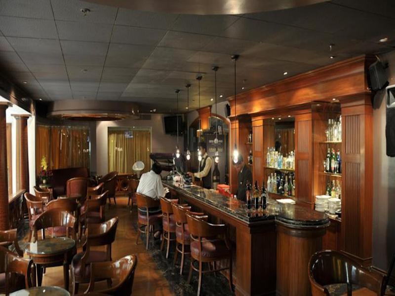 Ramada Plaza By Wyndham Palm Grove Hotell Mumbai Eksteriør bilde The bar at the hotel